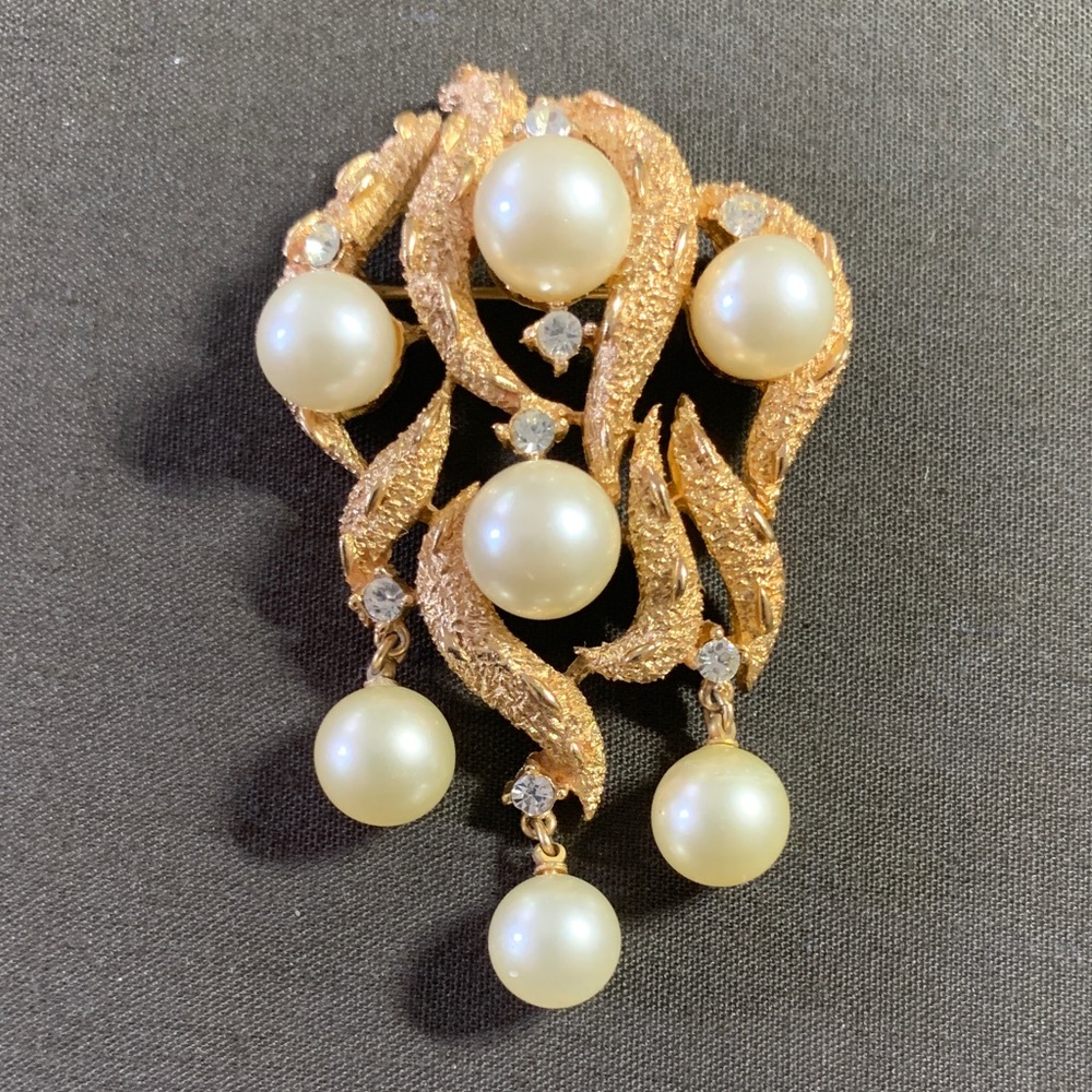 Trifari Vintage Brooch Pin with Pearls